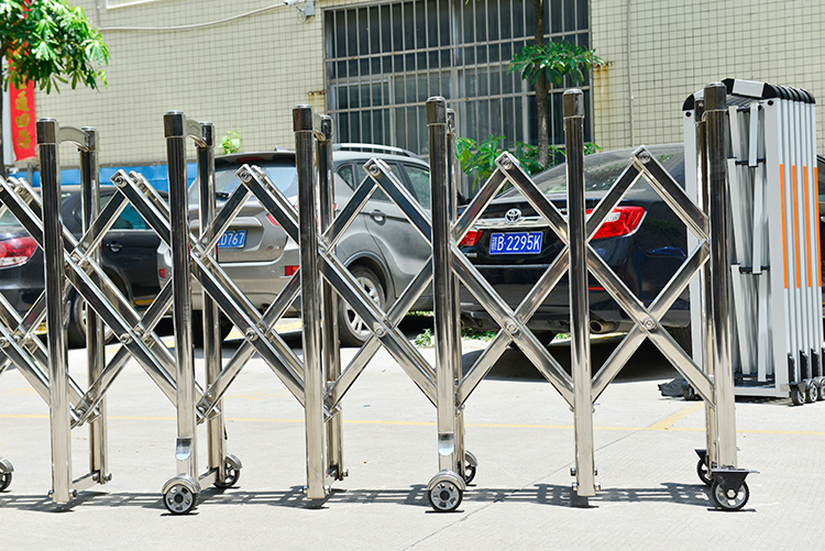 Retractable Crowd Control Barriers 